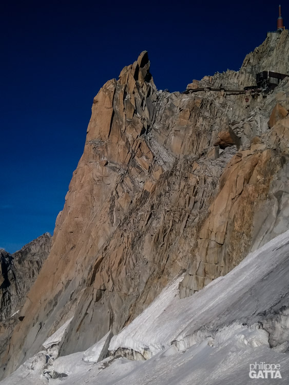 Aiguille du Midi and the obvious corner of the Kohlmann (© P. Gatta)