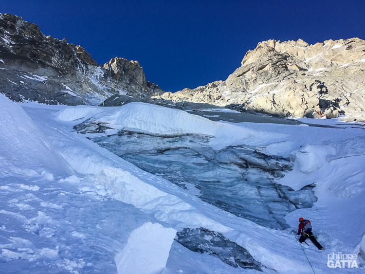 Passing the bergschrund of Couturier (© M. Baduel)