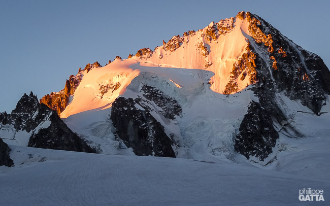 Sunrise on Aiguille Chardonnet and the Arête Forbes on the left (© A. Gatta)