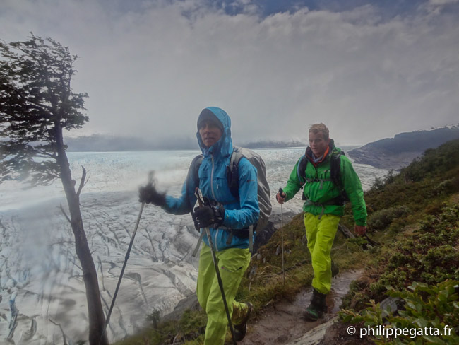 Anna and Yannick with Grey Glacier behind (© P. Gatta)
