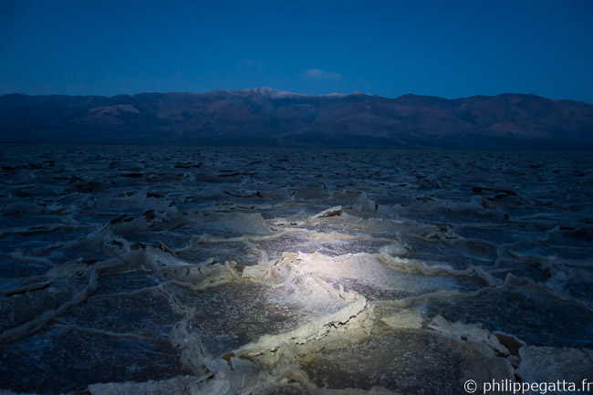 Early start from Badwater with the light reflecting on the Salt flat Death Valley (© P. Gatta)