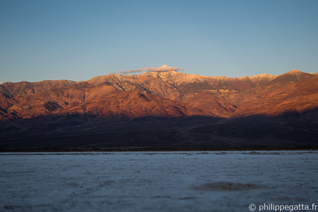 Sunrise on Telescope Peak with the Salt flat in front (© P. Gatta)