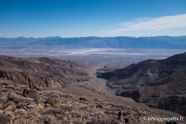 High on the ridge looking back at the trail done with Badwater at the bottom of the range behind (© P. Gatta)