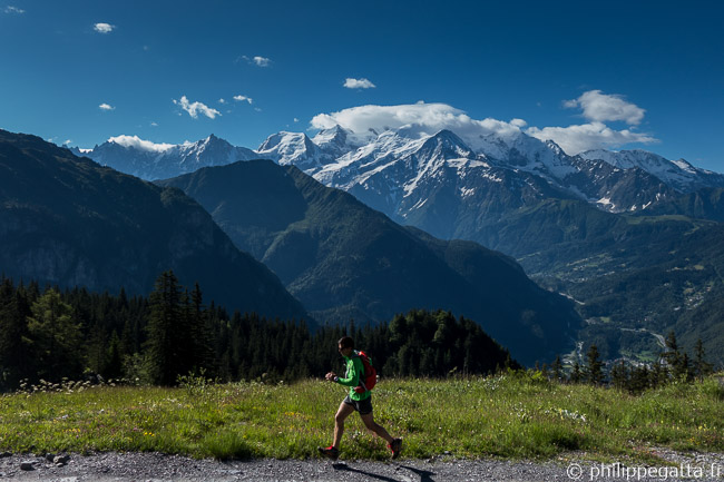 On the way to Ayeres des Pierrieres, Mont Blanc behind - Trail around Rochers des Fiz (© A. Gatta)