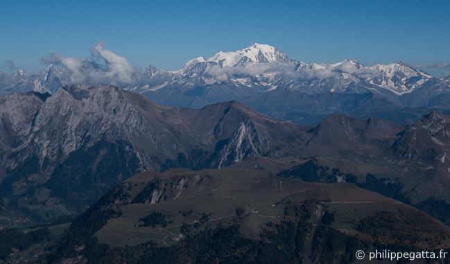 Bornes, Aravis and Mont Blanc Massif seen from La Tournette (© P. Gatta)