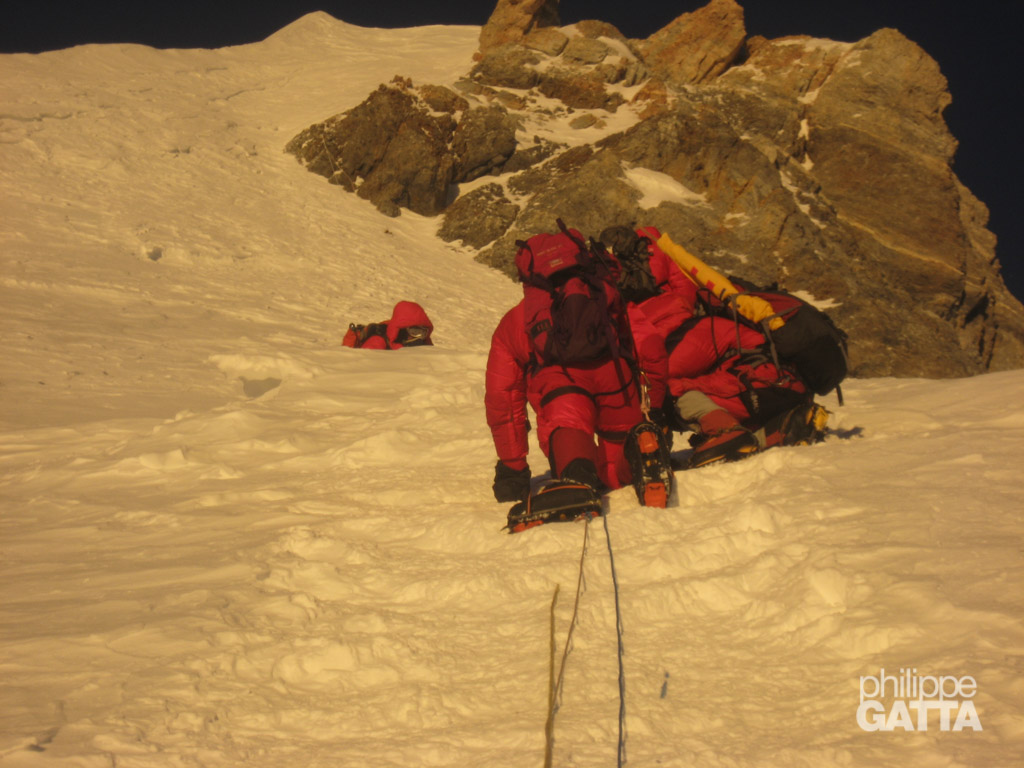 Nima and me climbing the snow slope, 8770 m / 28,700 ft (© P. Gatta)