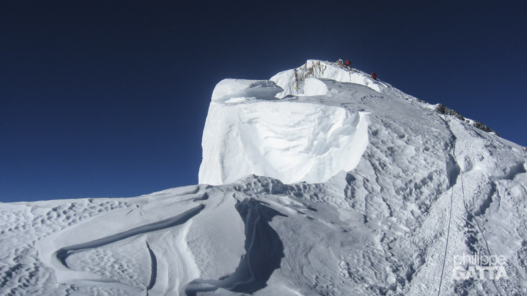 Summit ridge and top of Everest.
We can see many prayer flags on the left (© P. Gatta)