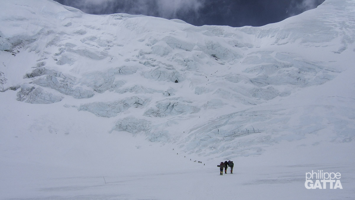 Climbers on their way to Everest North col (© P. Gatta)