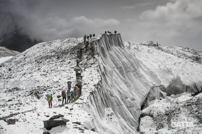 Porters on the Baltoro glacier between Urdukas and Goro 2 (Photo © P. Gatta)