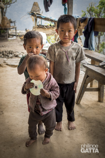 Kids in a small village between Num and Seduwa (© P. Gatta)