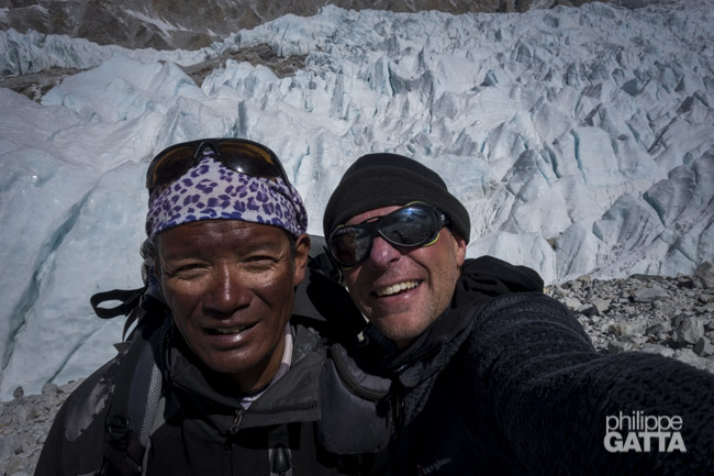 Gombu and Philippe coming back from high camps (© P. Gatta)