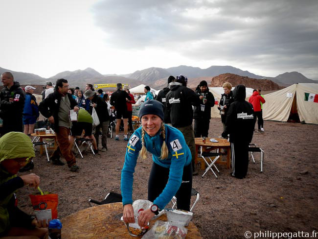Anna eating her first diner at camp 1 (© P. Gatta)