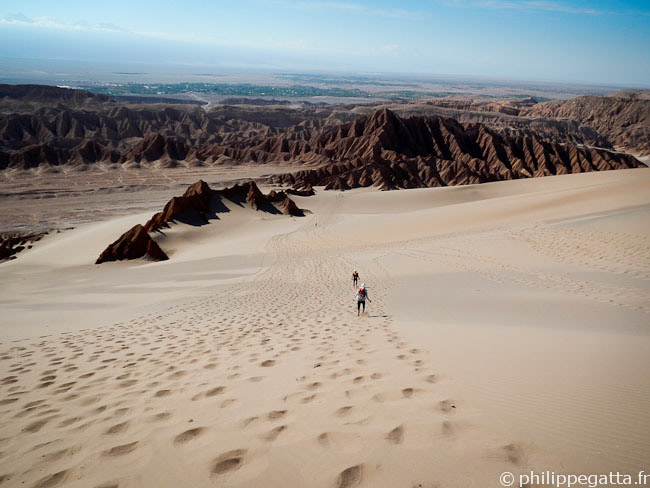 Descending a big dune toward the Valley of Death (© P. Gatta)