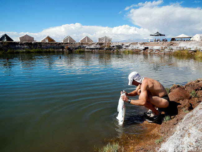 Washing clothes and swimming in the Ojos del Salar (© A. Gatta)