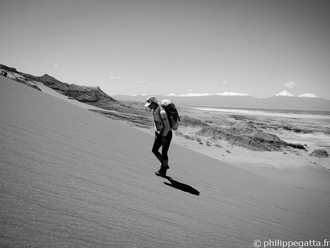 Climbing a big dune in the Cordillera de la Sal, Andes behind (© P. Gatta)