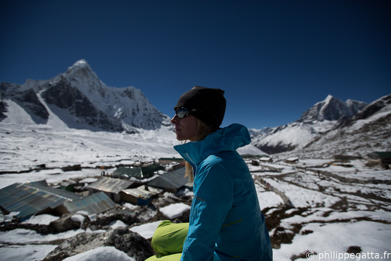 Anna in Chhunkung, Ama Dablam in the background, Everest (© P. Gatta)