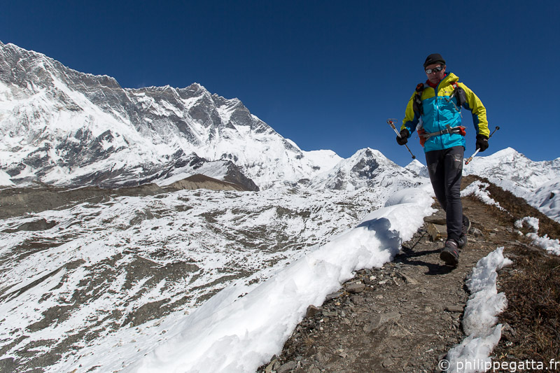 Running around Chhunkung, Lhotse in the background, Everest (© A. Gatta)