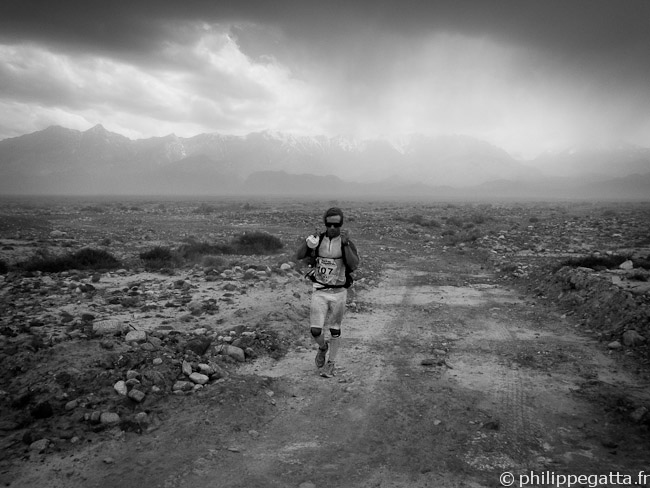 Justus in the sandstorm (© P. Gatta)