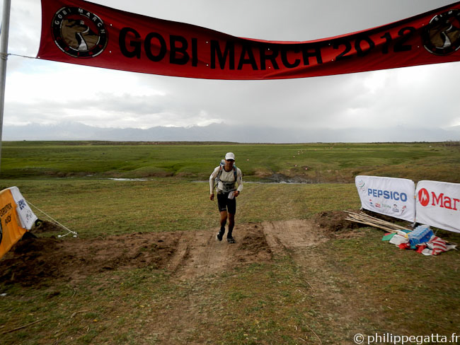 Philippe finishing the Long stage of the Gobi March (© P. Gatta)