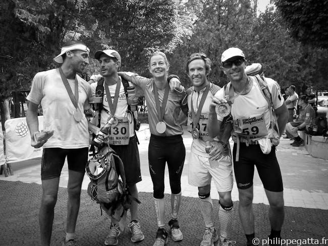 Mo, John, Anne-Marie, Justus and Philippe at the finish line of the Gobi March (© P. Gatta)