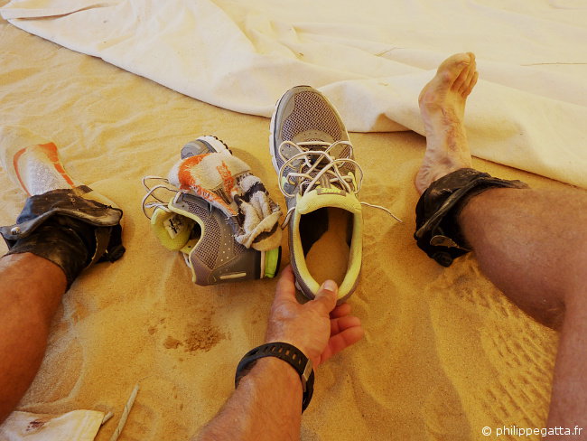 Shoes full of sand after each stage (© P. Gatta)