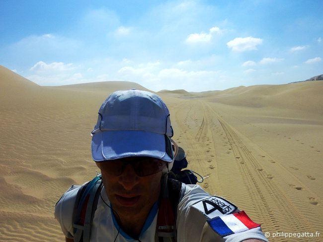 Running in the dunes toward check point 3 (© P. Gatta)
