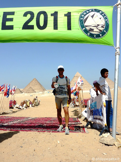 Philippe at the finish line with the Giza Pyramids behind (© P. Gatta)