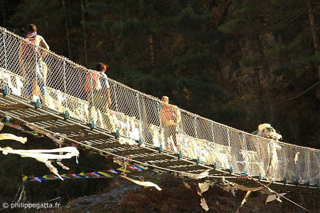 Runners on the bridge at the bottom of the hill of Namche Bazar (© A. Gatta)