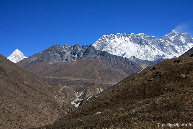 The Valley from Tengboche to Pheriche. Summits of Nuptse and strong wind on Lhotse. Pumori on the left (© A. Gatta)