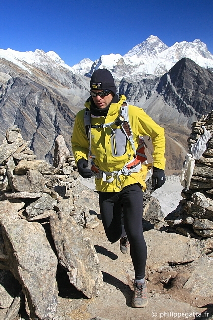 Philippe Gatta at the top of Gokyo Ri at 5350 m. Mt. Everest is behind (© A. Gatta)