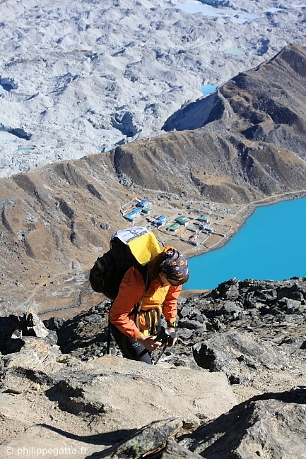 Maryse Dupré (runner and doctor) arrive at the top of Gokyo Ri at 5350 m (© P. Gatta)