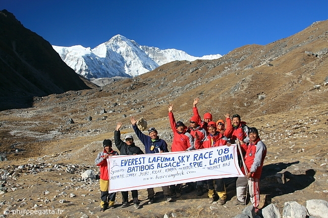Puré Gurung and part of the Nepalese Team at Gokyo village. Cho Oyu behind (© P. Gatta)