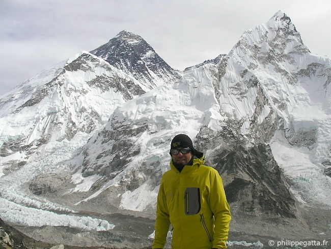 Philippe Gatta at the top of Kala Patthar, on the left the Mt. Everest and the Ice Fall, on the right the Nuptse (© P. Gatta)
