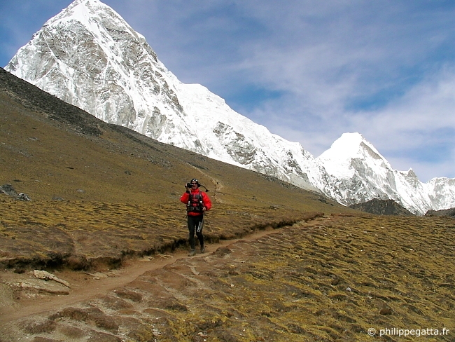 Fabien Brusson descending from the Kala Patthar with the camera on his hand. Pumori in the background (© P. Gatta)