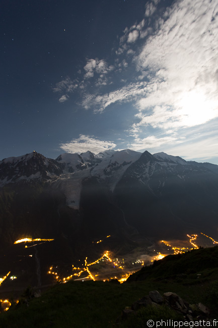 Mont Blanc and Chamonix by night from Refuge Bellachat (© P. Gatta)